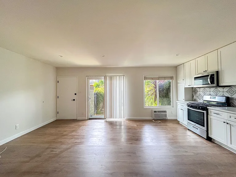 3814 S Bronson Ave — Photo 8