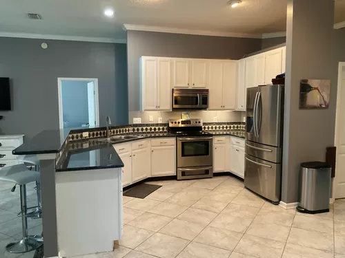 Large Kitchen, stainless steal appliances, walk-n pantry, and large Landry/utility room between garage and kitchen - 3212 Antigua Dr