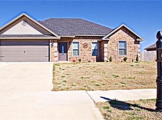 850 Iroquois Dr, Prairie Grove, AR 72753