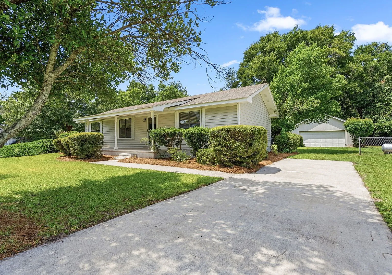 Beautifully Renovated 3-Bedroom Home with Fenced Backyard in Rincon — Photo 2