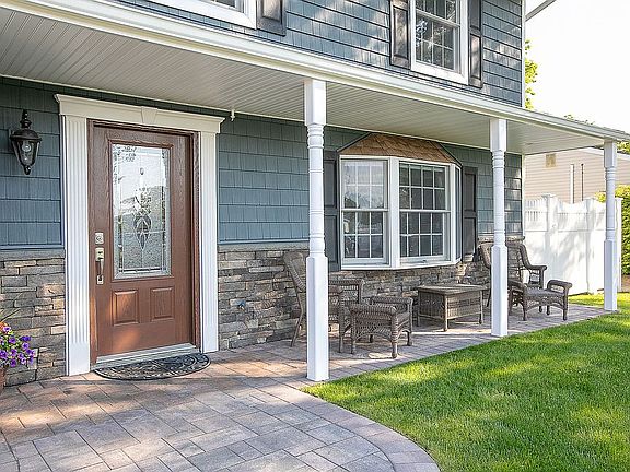 4th image of 99 Glenmere Way
