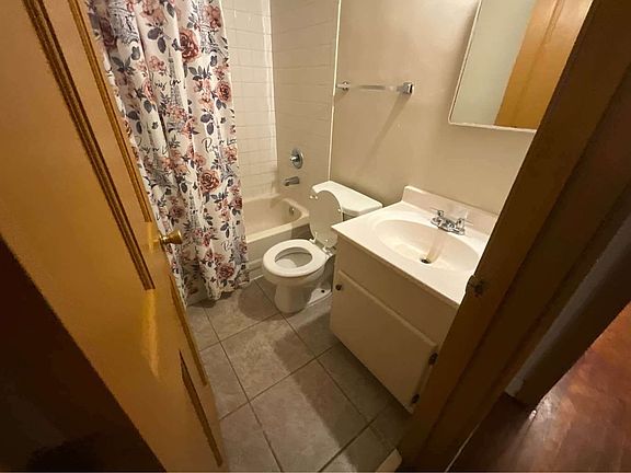 3rd image of 483 Rosewood Ave