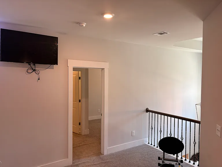 370 Crestbrook Ln — Photo 17