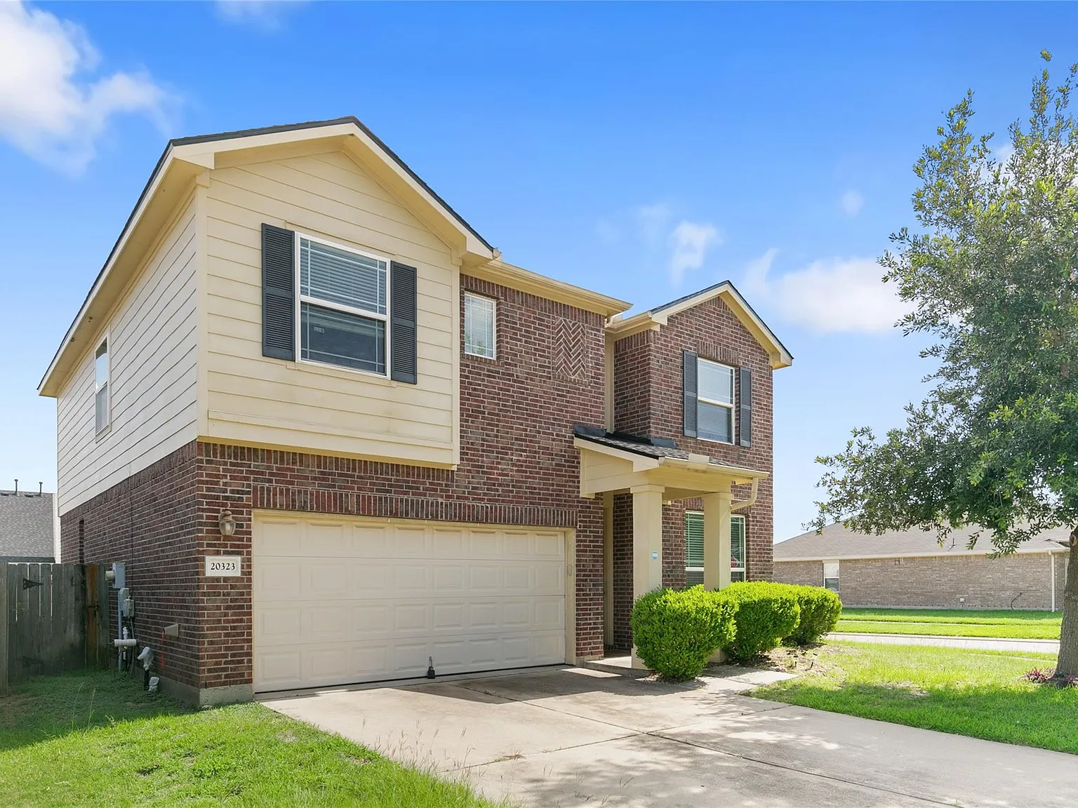 3 bed, 2.5 bath, 2310 sqft, $2,350 — Photo 1