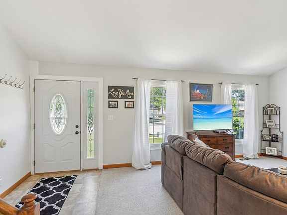 5th image of 228 N Braintree Dr