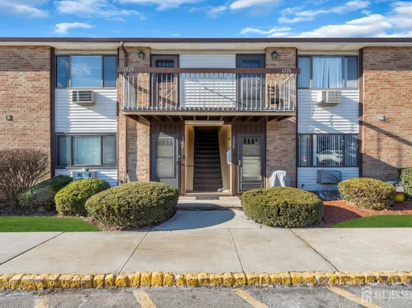 1228 Cricket Ln, Woodbridge, NJ 07095