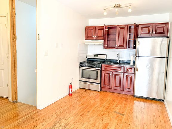2nd image of 863 Hancock St APT 1F