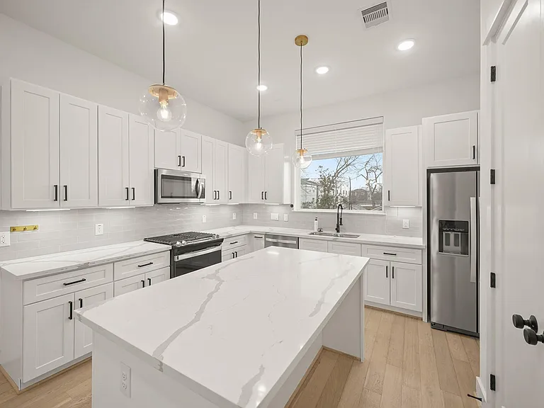2811 Anita St — Photo 2