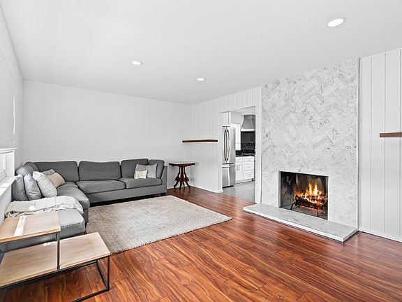 3rd image of 221 Sherwood Pl