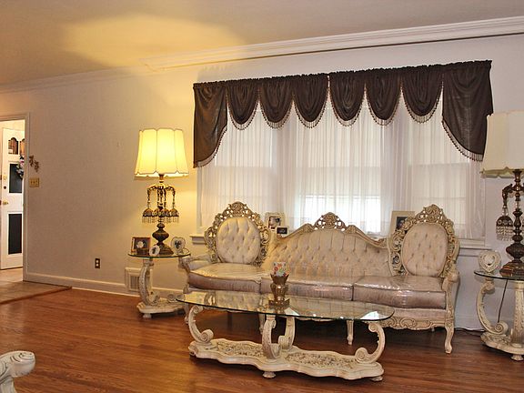 LARGE FORMAL LIVING ROOM