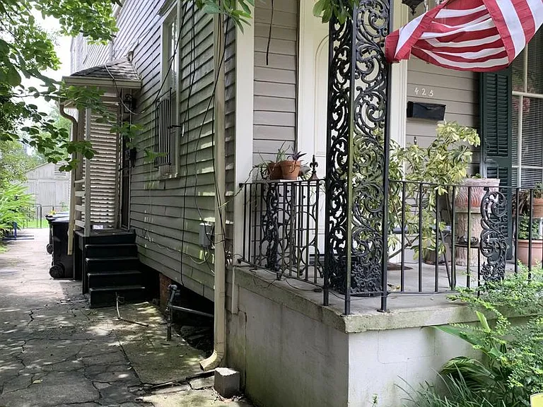 421-427 Hillary St — Photo 1