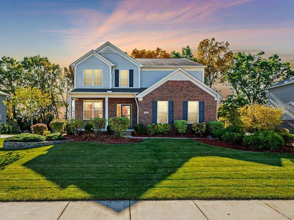 57757 Village Dr, New Hudson, MI 48165