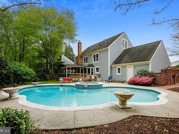 3rd image of 7001 Green Glade Ct