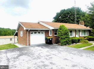 985 Fairview Dr, Hanover, PA 17331