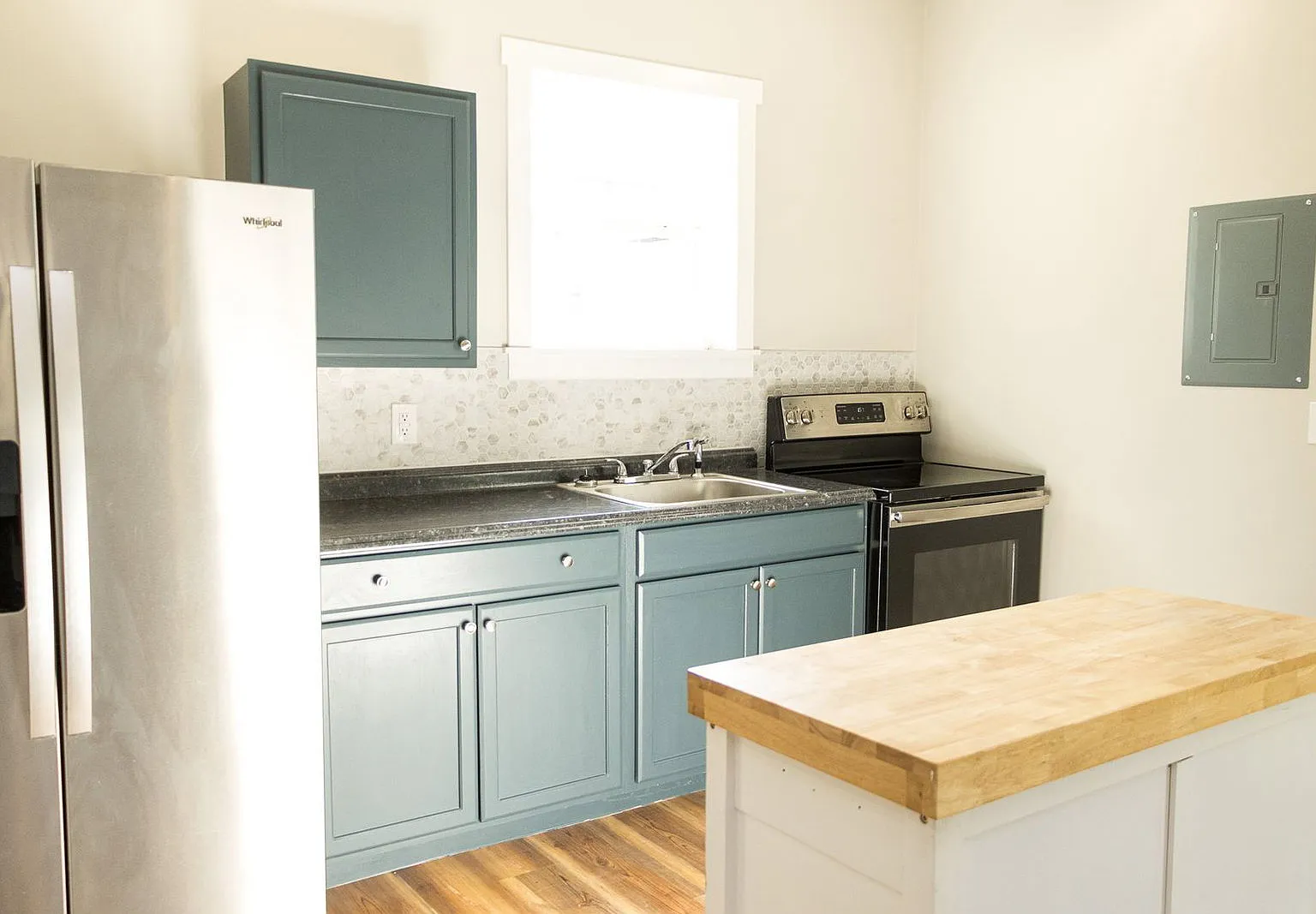 1 bed, 1.0 bath, 640 sqft, $1,200 — Photo 3