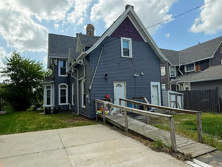 1624 N Van Buren St — Photo 12