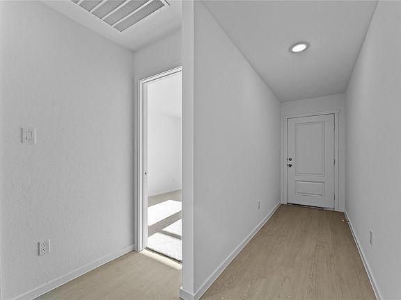 3rd image of 110 Ellendale Pl