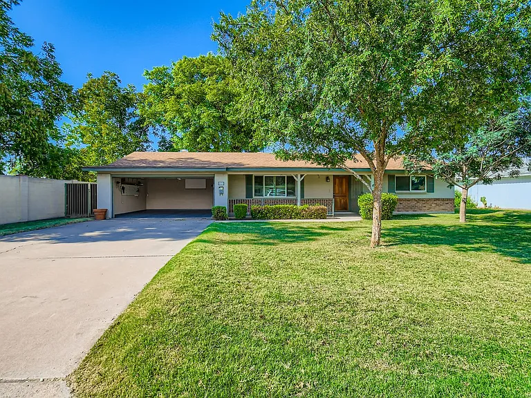 4020 E Earll Dr — Photo 2