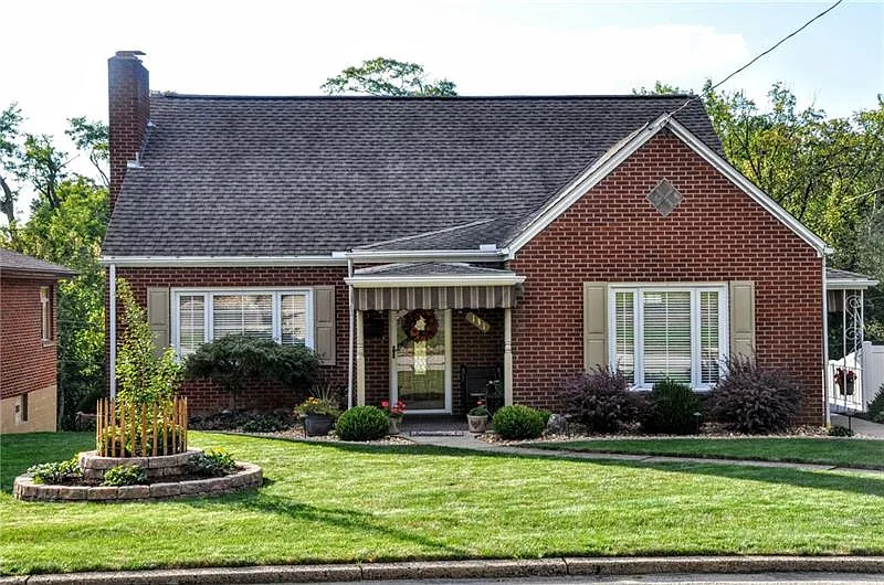 131 Moffat Ave photo 1