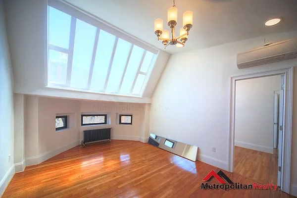 Rented by Metropolitan Realty | media 8