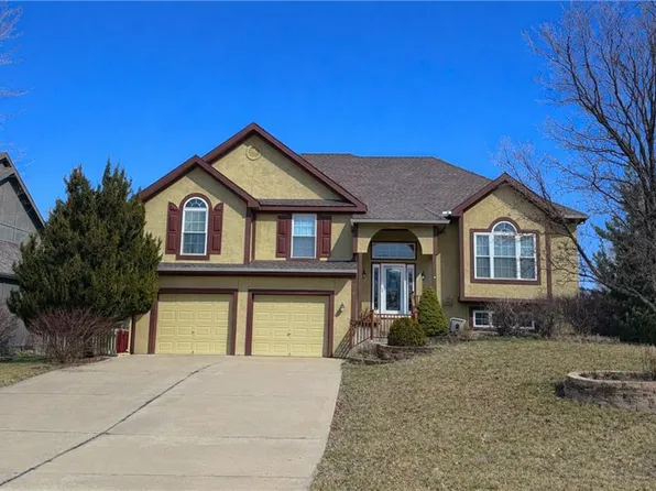 712 Rock Creek Dr, Lansing, KS 66043