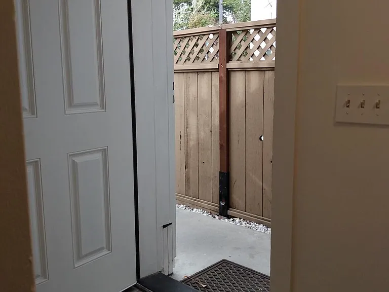 904 Center St — Photo 2