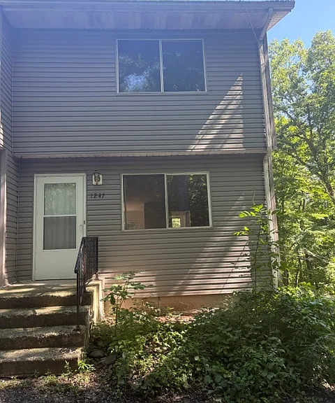 1247 Chateau Dr — Photo 3