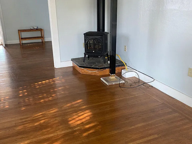 654 Edwards St — Photo 4