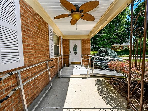 4th image of 3750 Yellowstone Dr