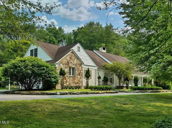 12 Hickory Hollow Road, Queensbury, NY 12804