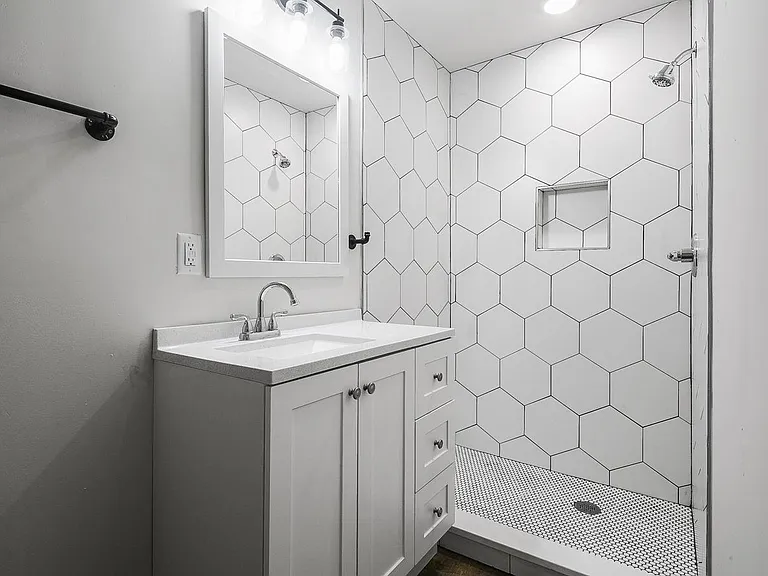 818 E Elm St #1-4 — Photo 13