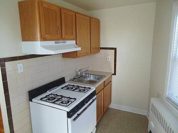 3rd image of 7401 Woodbine Ave APT 2A