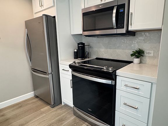 5th image of 425 W Beech St Unit 1601