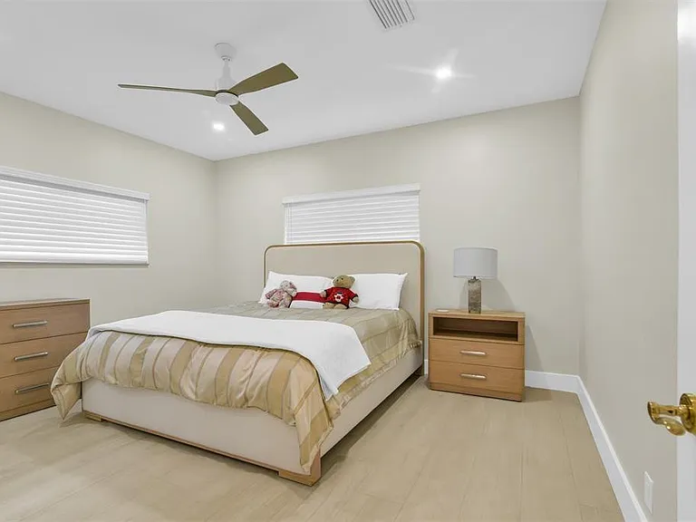 319 S Riverside Dr — Photo 51