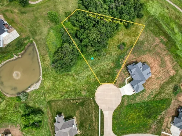 2975 Hickory Cir, Pella, IA 50219