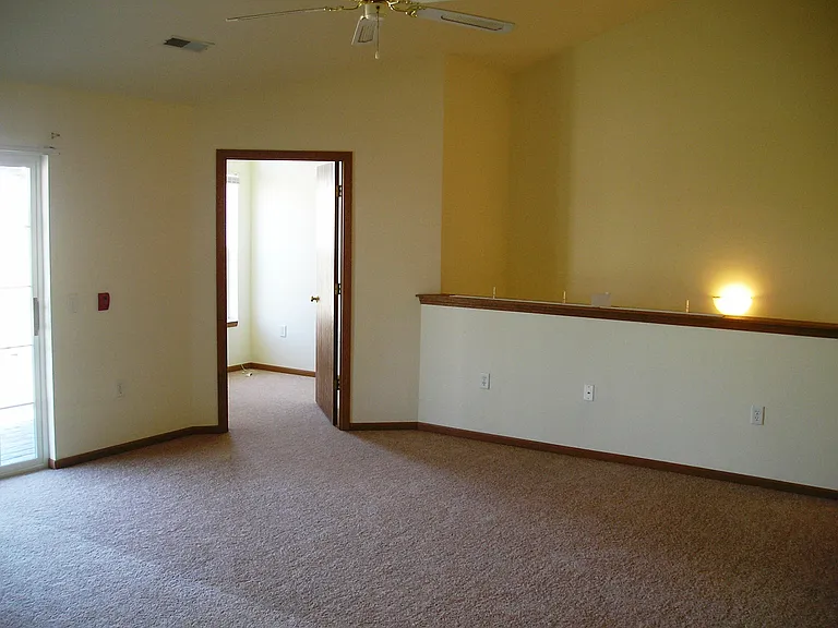 Commonwealth Village Apartments — Photo 11
