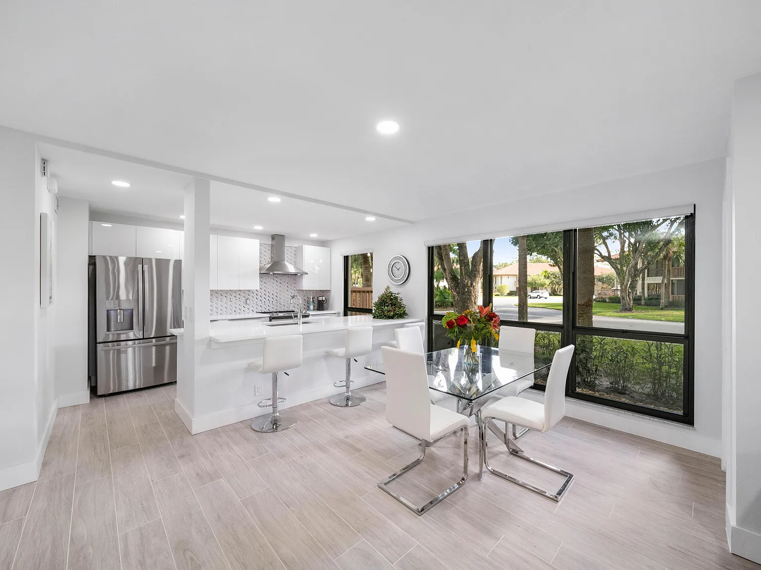 2 bed, 2.0 bath, 1366 sqft, $6,000 — Photo 3