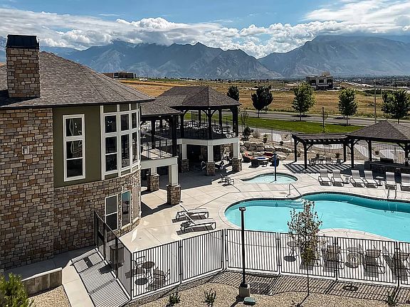 Clubhouse - Pool Mountain View