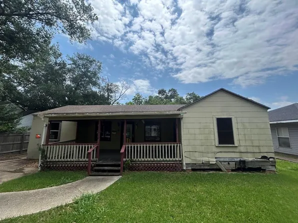 6136 25th St, Groves, TX 77619