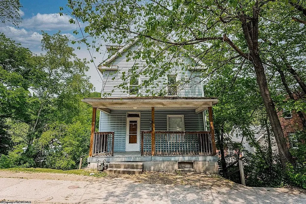 Spacious 4 Bed / 1 Bath House in Morgantown, WV — Photo 1