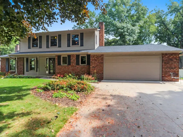2697 Indian Hill Dr, Green Bay, WI 54313