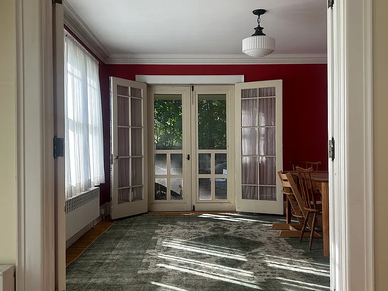 611 Glen St — Photo 10