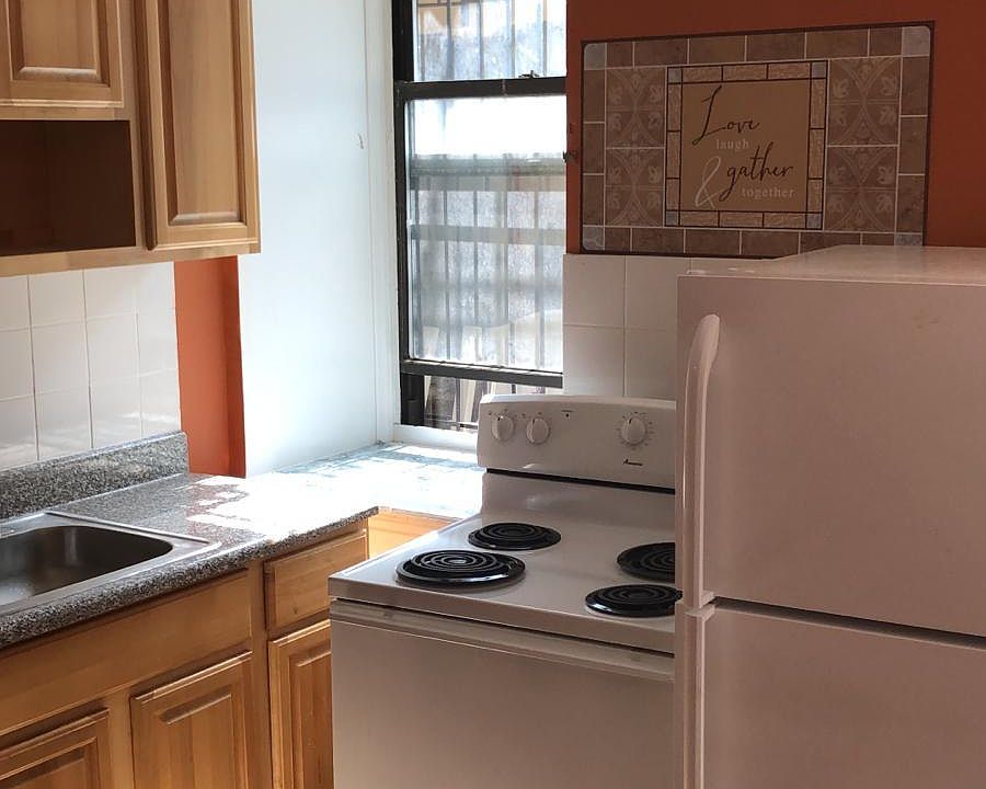 2nd image of 677 Dawson St