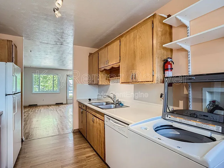 403 S Owens St — Photo 4
