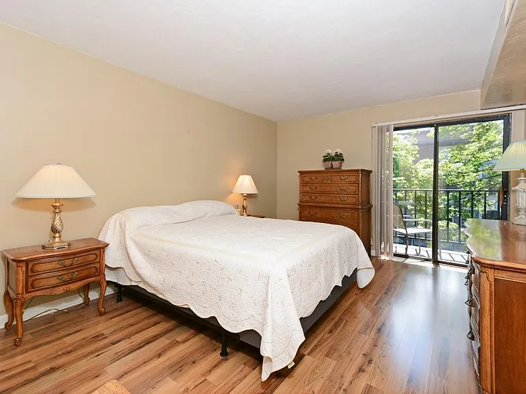 327 Plantation St — Photo 8
