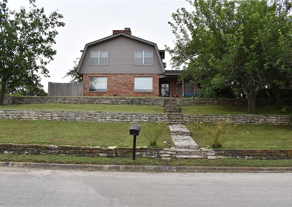 1st image of 604 Hilltop Dr