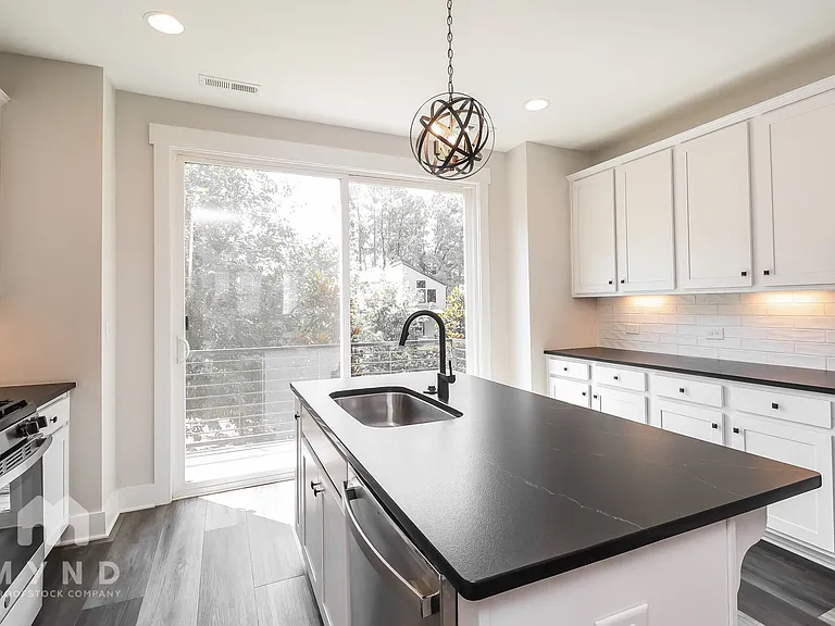 586 W End Dr — Photo 9