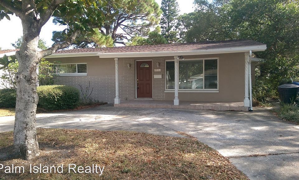 1st image of 216 NW Madison Cir N