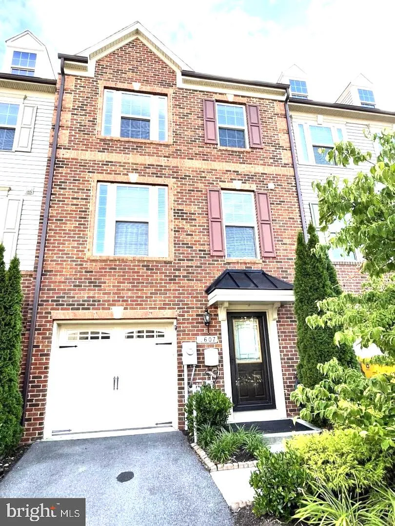 3 bed, 4.0 bath, 2446 sqft, $3,300 — Photo 2