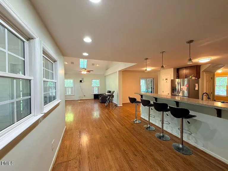 109 E Seve Ct — Photo 5